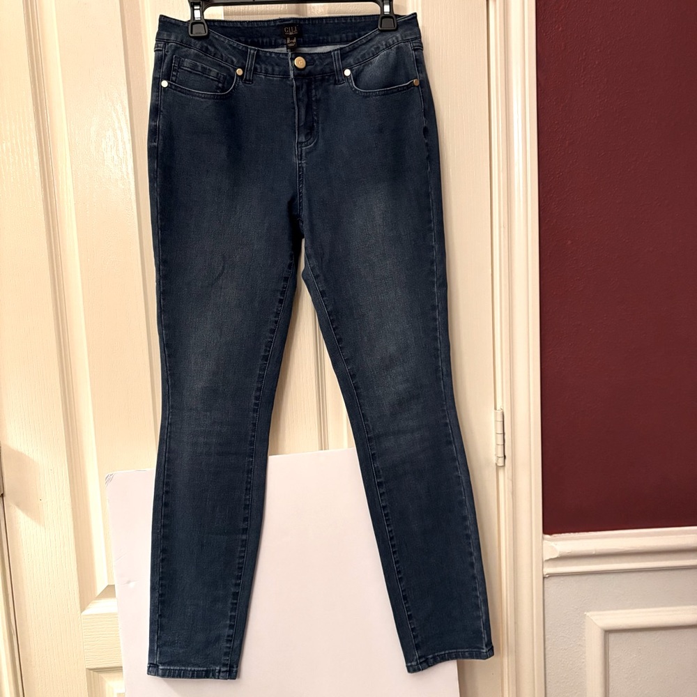 Gili dark wash denim slim leg jean size 8